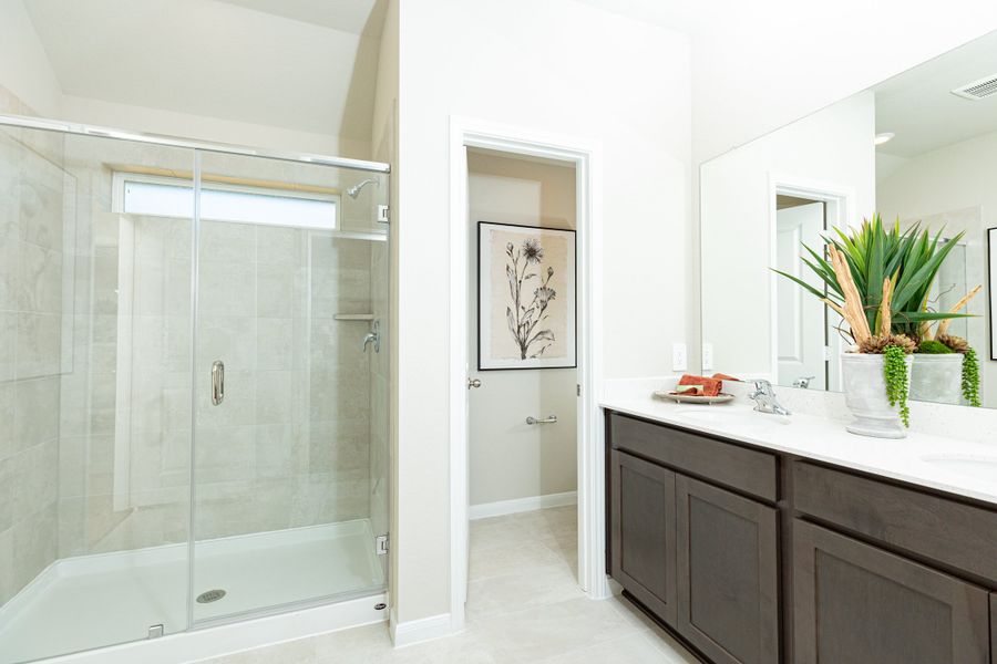 Representative furnished interior of a home built from the Austin by Beazer Homes in Sorella, Tomball (Image 9).