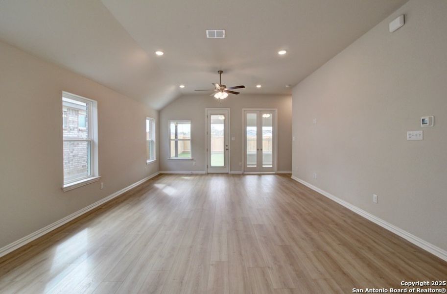 Spacious, unfurnished interior of a new home in Veranda, San Antonio (Image 20).