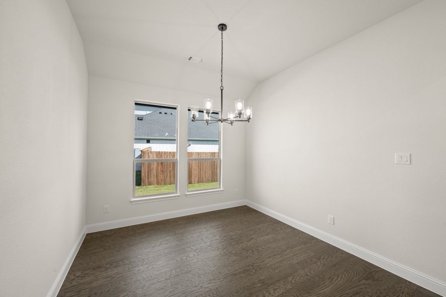 Spacious, unfurnished interior of a new home in Myrtle Creek, Waxahachie (Image 17).