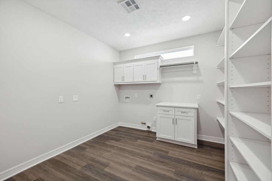 Spacious, unfurnished interior of a new home in , Livingston (Image 12).