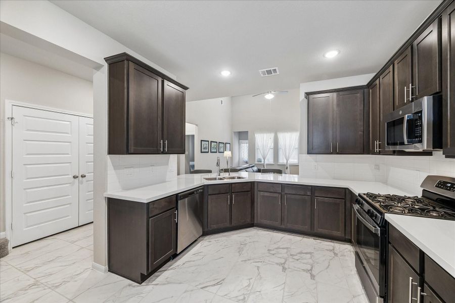 Furnished interior view inside a new home in Stonebrooke, Conroe (Image 11).