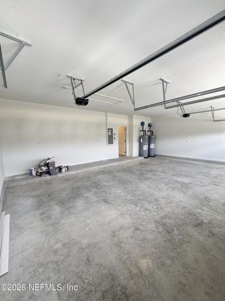 Spacious, unfurnished interior of a new home in Hyland Trail, Green Cove Springs (Image 28).