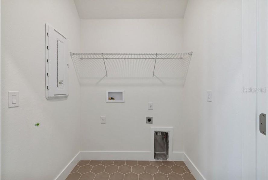 Spacious, unfurnished interior of a new home in , Sarasota (Image 13).