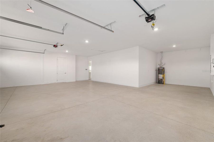 Spacious, unfurnished interior of a new home in , Ocala (Image 37).