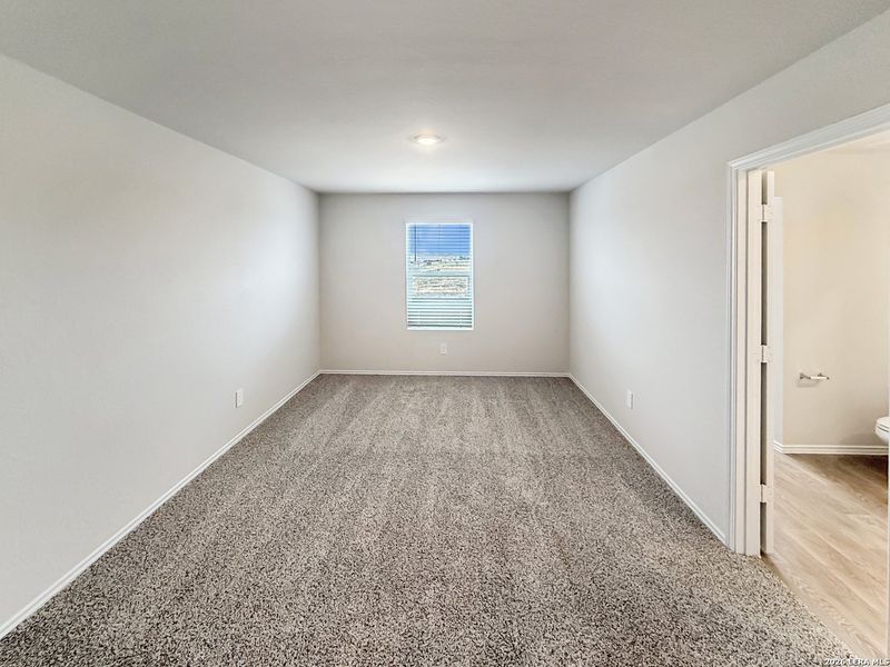 Spacious, unfurnished interior of a new home in Spring Valley, New Braunfels (Image 22).