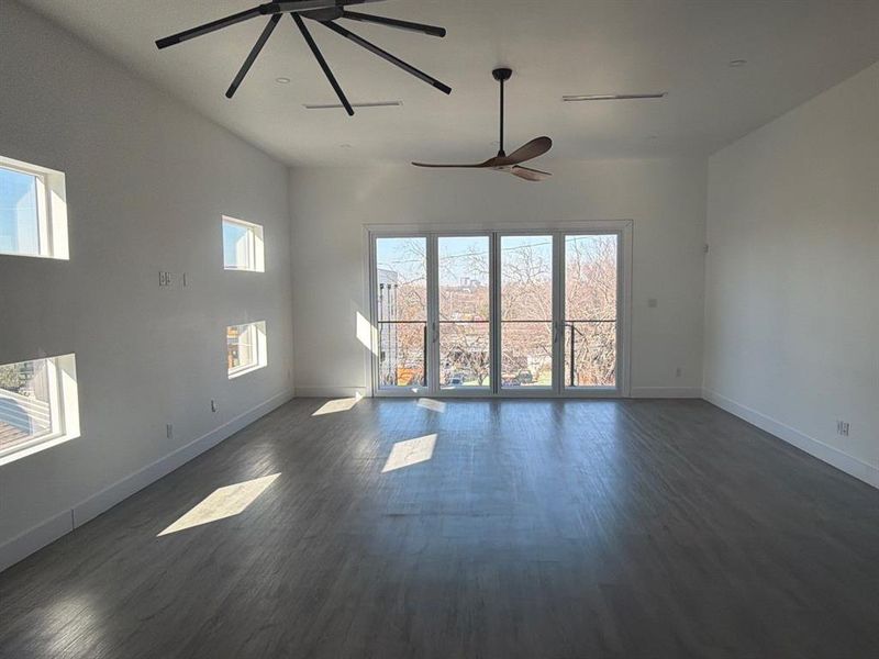 Spacious, unfurnished interior of a new home in , Dallas (Image 12).