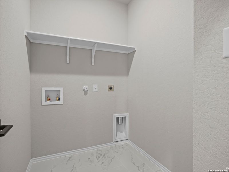 Spacious, unfurnished interior of a new home in Hannah Heights, Seguin (Image 31).