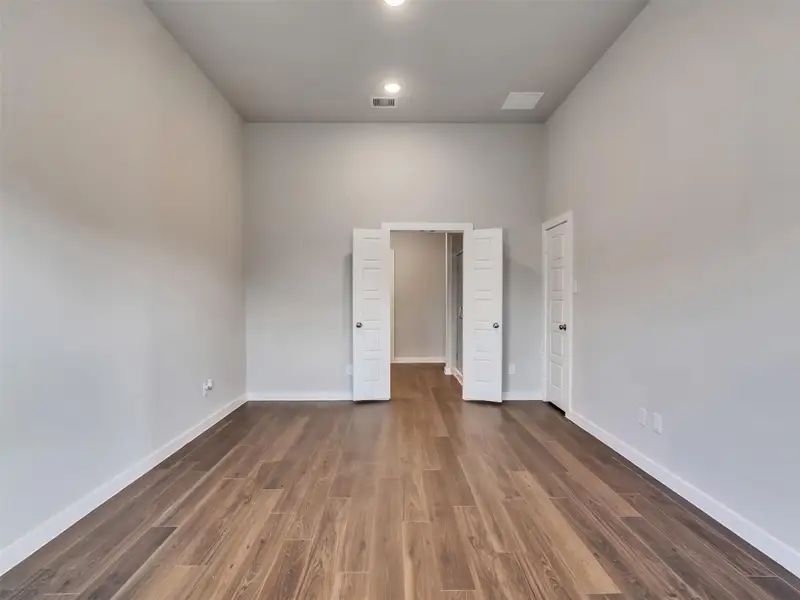 Spacious, unfurnished interior of a new home in , La Marque (Image 17).