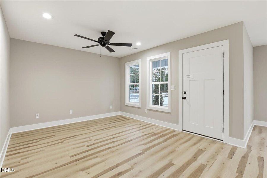 16-404 W James St-16