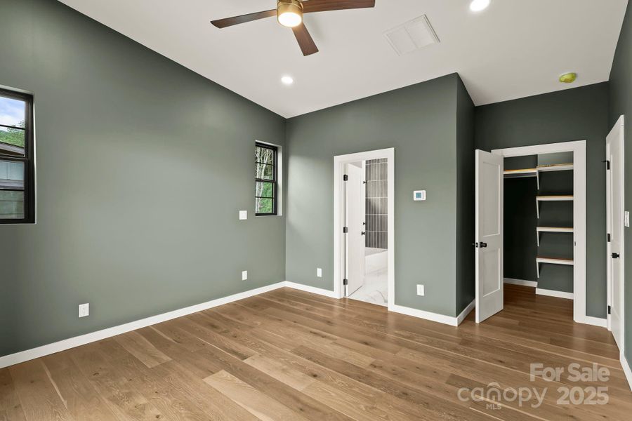 Spacious, unfurnished interior of a new home in , Seven Devils (Image 18).