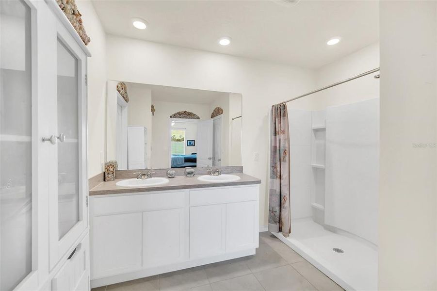 Furnished interior view inside a new home in Greenbrier, Tavares (Image 29).