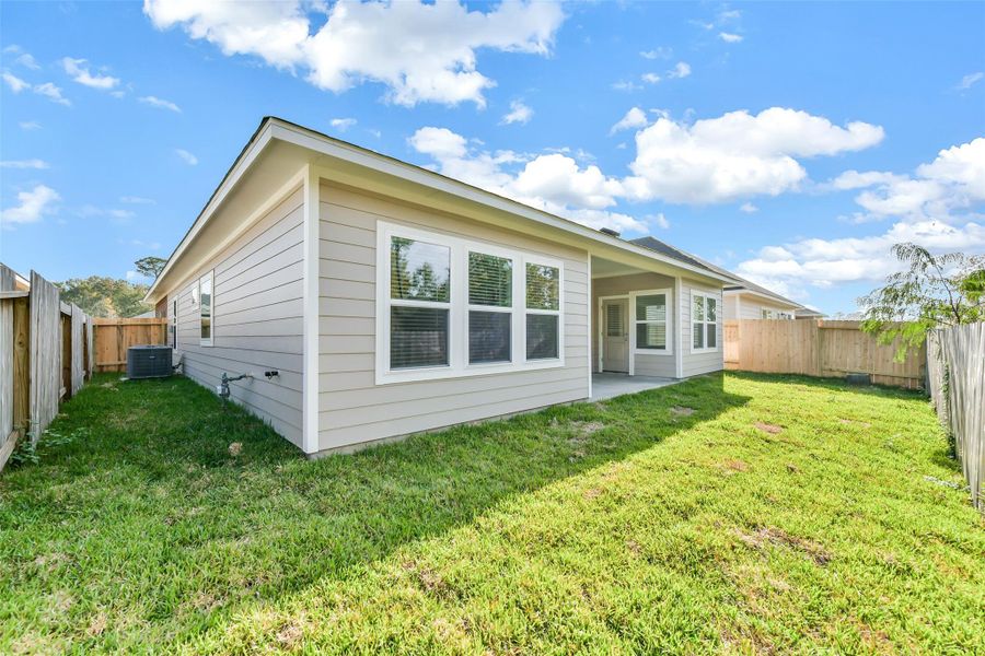 Exterior details and patio area of a home in King Oaks Village, Baytown (Image 20).