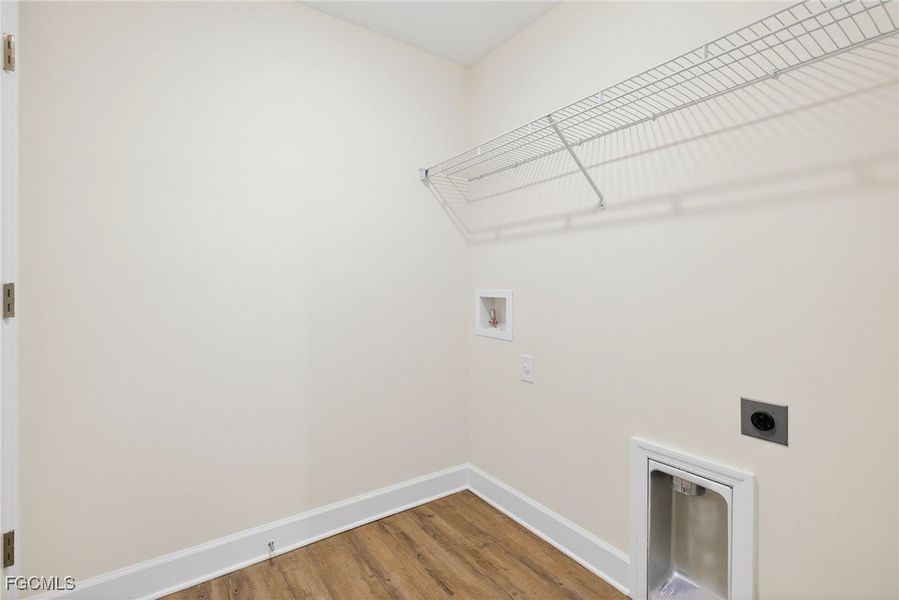 Spacious, unfurnished interior of a new home in Cape Coral, Cape Coral (Image 30).