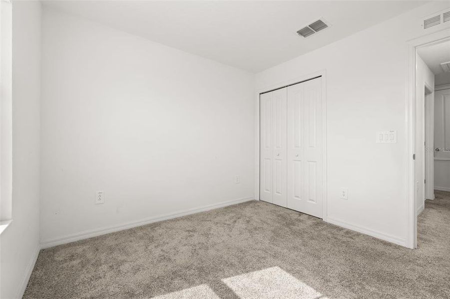 Spacious, unfurnished interior of a new home in Peace Creek Reserve, Winter Haven (Image 36).