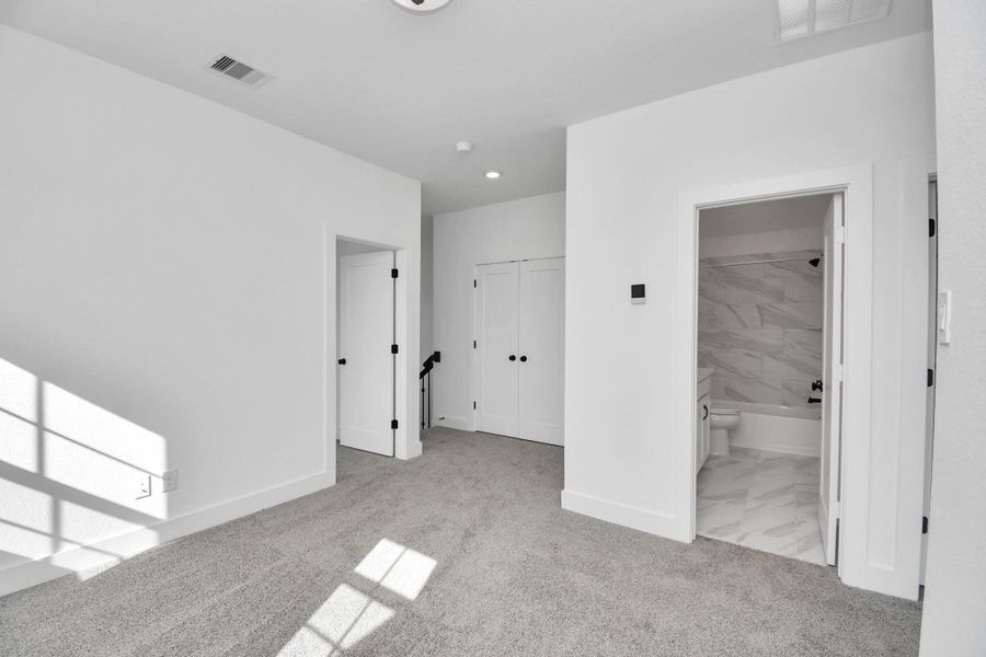 Spacious, unfurnished interior of a new home in Arabella on the Prairie: Premier Collection, Richmond (Image 30).