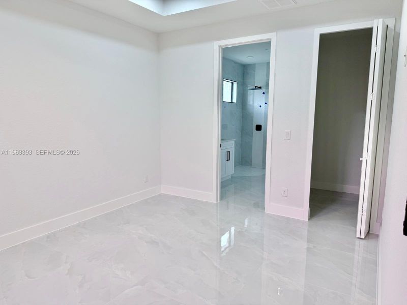 Spacious, unfurnished interior of a new home in , Lehigh Acres (Image 13).