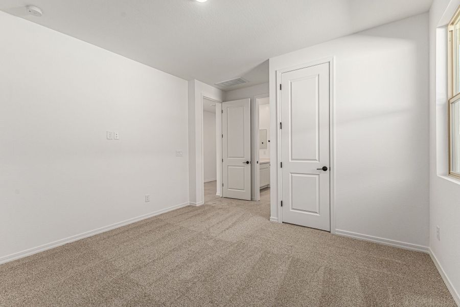 Spacious, unfurnished interior of a new home in Tyler Ranch, Buckeye (Image 14).