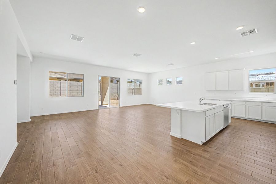 Spacious, unfurnished interior of a new home in Empire Pointe, Queen Creek (Image 8).