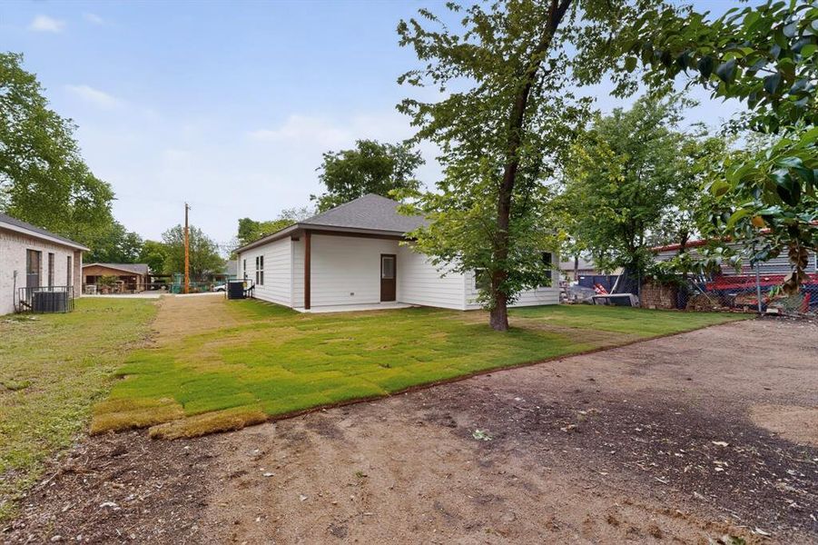Exterior details and patio area of a home in , Dallas (Image 3).