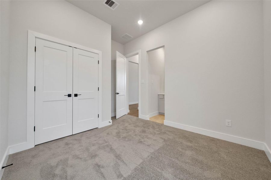Spacious, unfurnished interior of a new home in , Rosharon (Image 39).