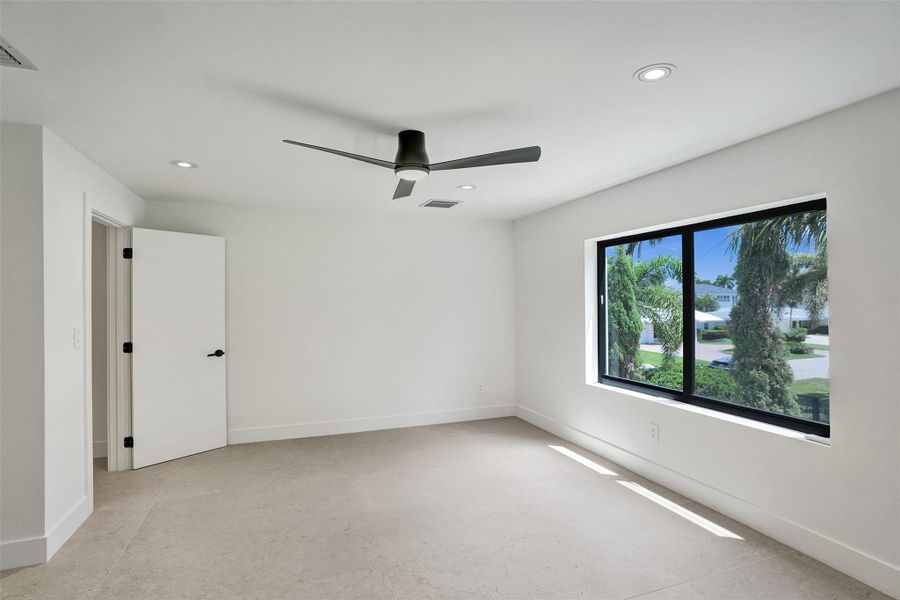 Spacious, unfurnished interior of a new home in , Lighthouse Point (Image 47).