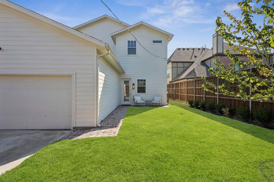 Exterior details and patio area of a home in , Dallas (Image 3).