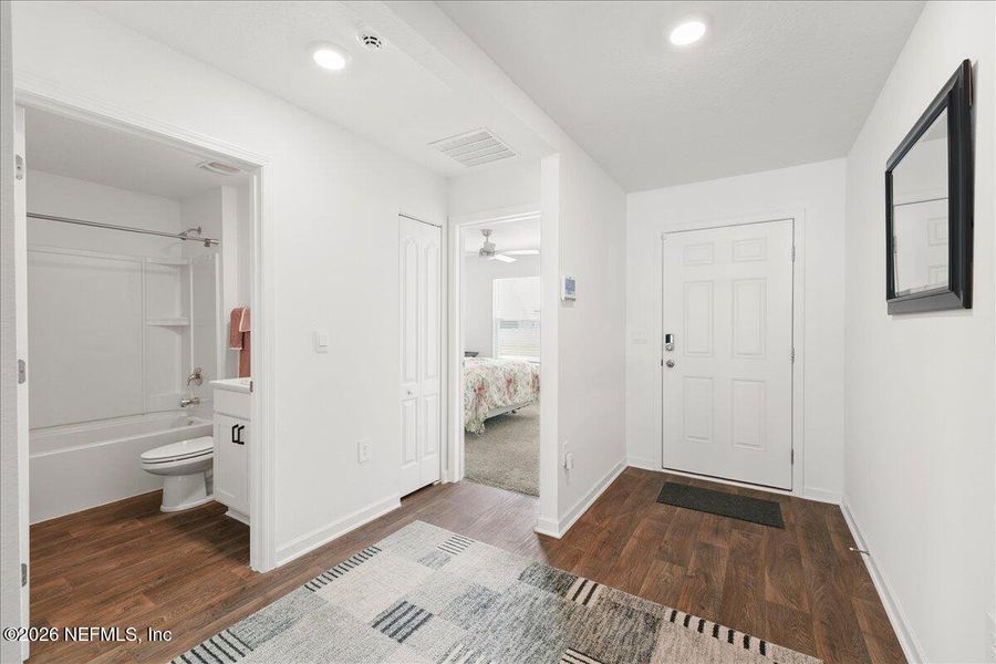 Spacious, unfurnished interior of a new home in , Green Cove Springs (Image 23).