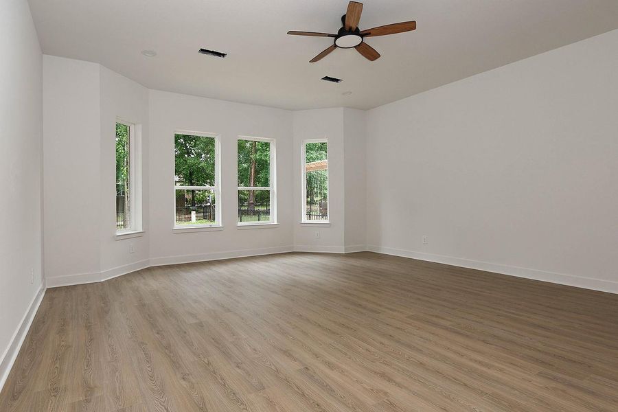Spacious, unfurnished interior of a new home in , Conroe (Image 21).