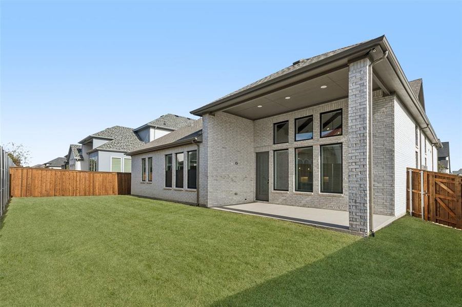 Featuring a spacious fenced back yard and covered patio, the entire family will enjoy great outdoor activities in this outstanding space! Featuring a spacious fenced back yard and covered patio, the entire family will enjoy great outdoor activities in this outstanding space!