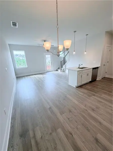 Spacious, unfurnished interior of a new home in , Cartersville (Image 9).