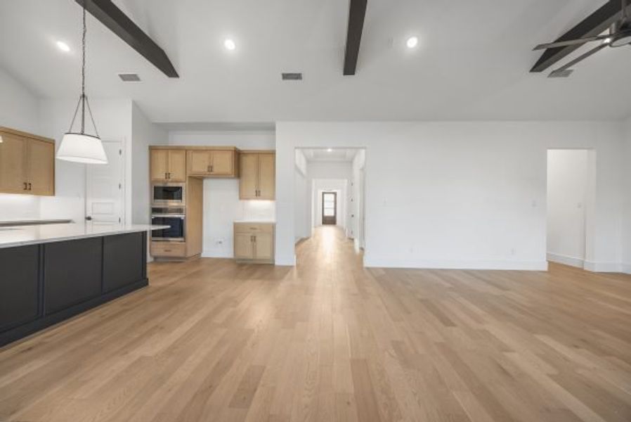 Spacious, unfurnished interior of a new home in Heath Golf and Yacht Club, Heath (Image 21).