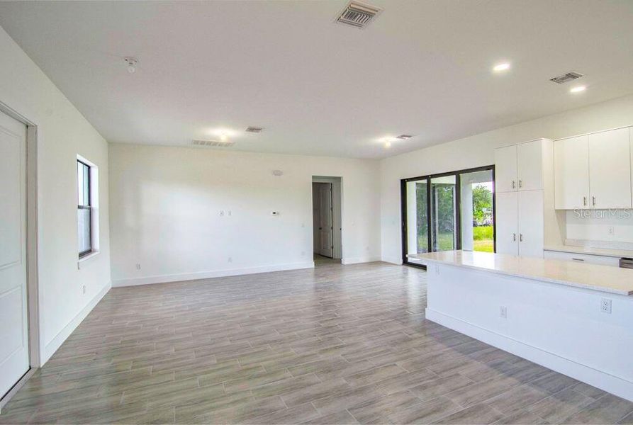 Spacious, unfurnished interior of a new home in , Port Charlotte (Image 9).