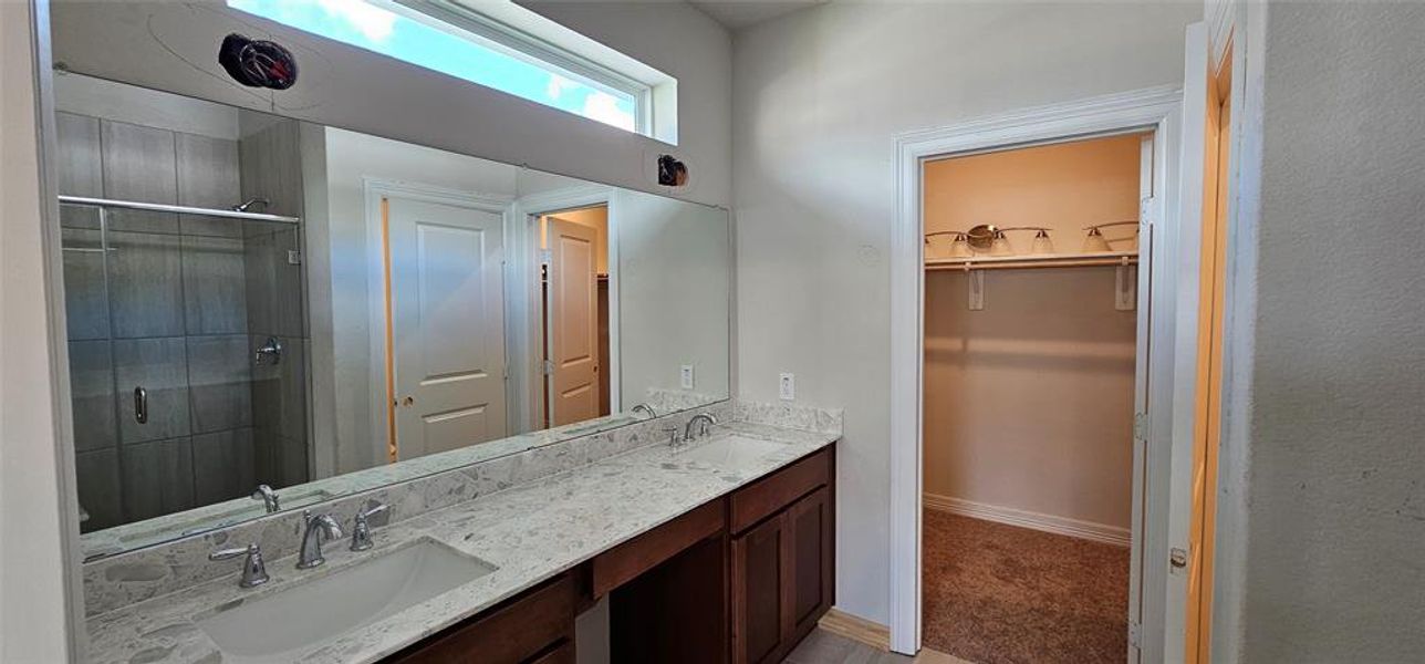 Double sinks in primary bath