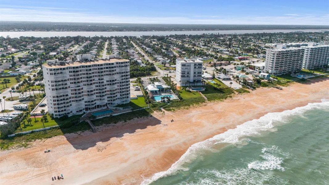 Condo located in Daytona Beach, FL showcasing its design and architecture (Image 49).