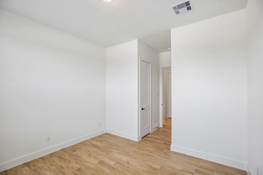 Spacious, unfurnished interior of a new home in , Mont Belvieu (Image 33).
