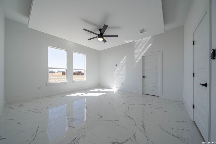 Spacious, unfurnished interior of a new home in , La Vernia (Image 35).