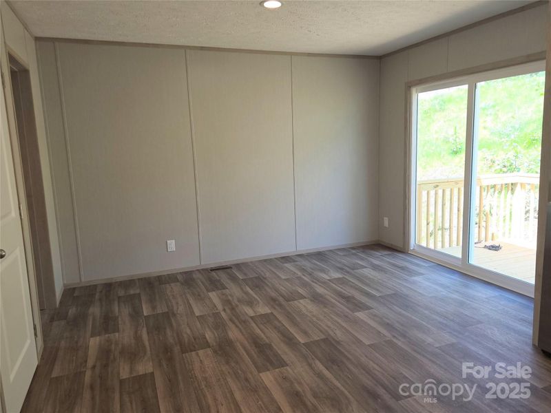 Large dining area. Large dining area.