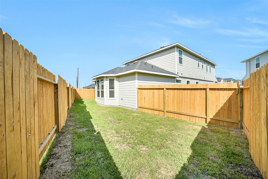 Exterior details and patio area of a home in Anderson Lake, Houston (Image 3).