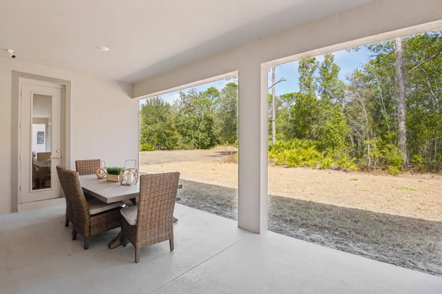 Exterior details and patio area of a home in Sugarmill Woods, Homosassa (Image 22).