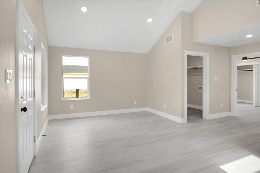 Spacious, unfurnished interior of a new home in , San Leon (Image 18).