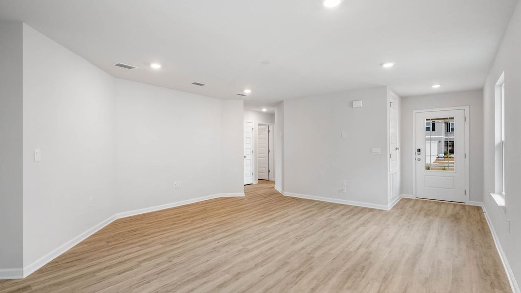 Spacious, unfurnished interior of a new home in Park Place, Panama City (Image 12).