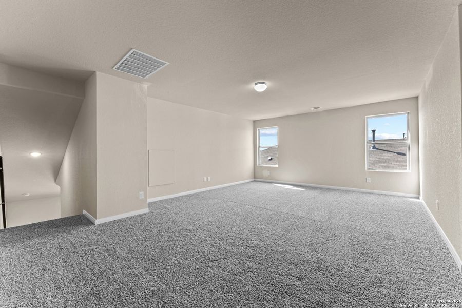 Spacious, unfurnished interior of a new home in Blue Ridge Ranch, San Antonio (Image 18).
