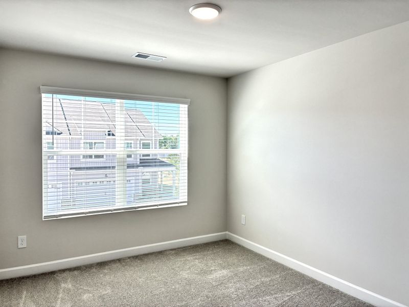 Spacious, unfurnished interior of a new home in Holly Ridge, Greenville (Image 12).