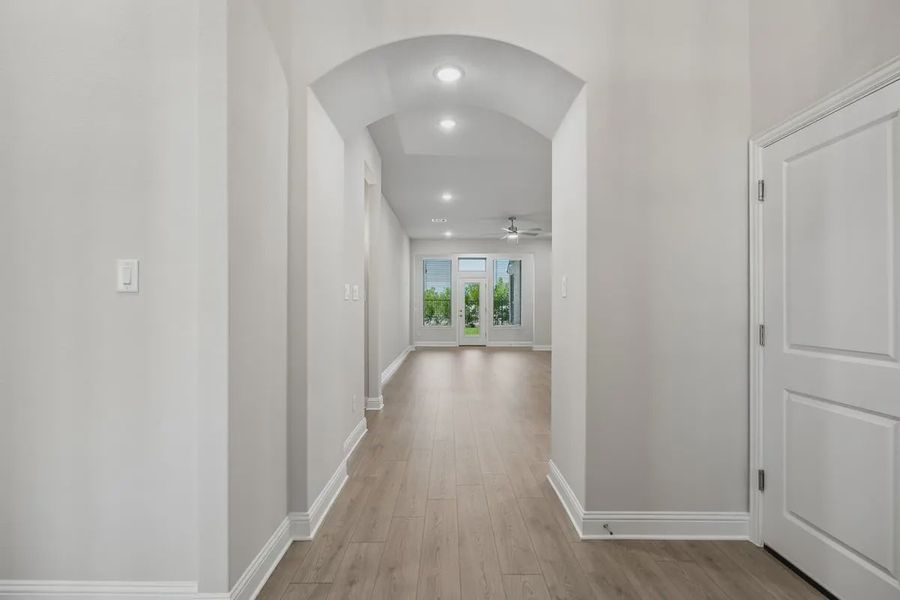 Spacious, unfurnished interior of a new home in Las Lomas, Forney (Image 12).