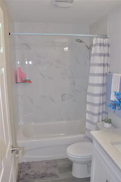 Furnished interior view inside a new home in , Dunnellon (Image 9).