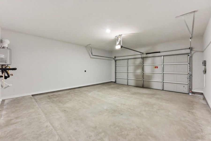 Spacious, unfurnished interior of a new home in Avery Centre, Round Rock (Image 20).