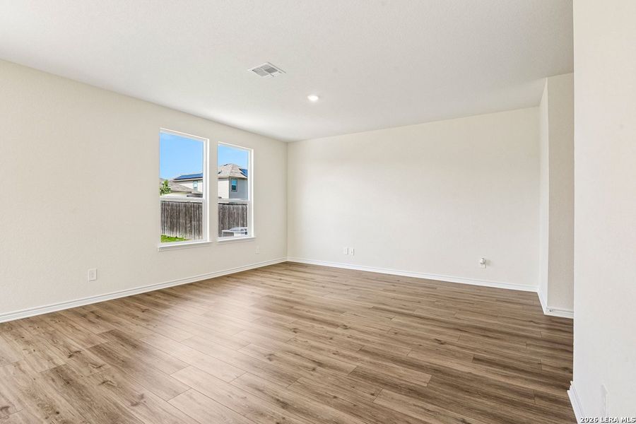 Spacious, unfurnished interior of a new home in Woodside Farms, Seguin (Image 31).