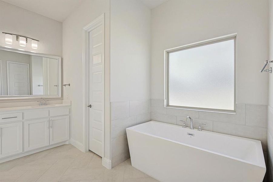 Furnished interior view inside a new home in Oak Creek Ranch, Midlothian (Image 5).