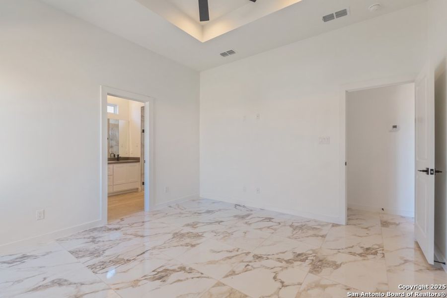 Spacious, unfurnished interior of a new home in , Laredo (Image 19).