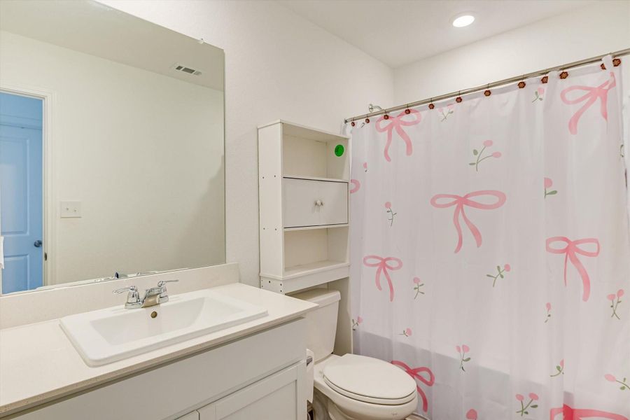 Furnished interior view inside a new home in Summerside, Lockhart (Image 8).
